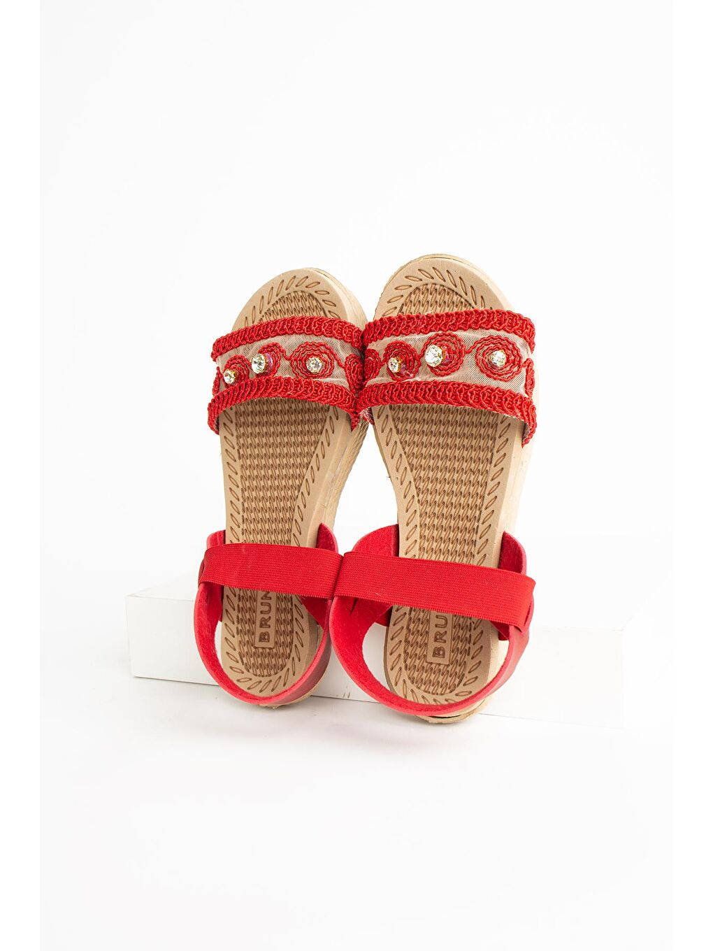 Kırmızı Taşlı Rahat Taban İşlemeli Kadın Sandalet 001-1882-23-3