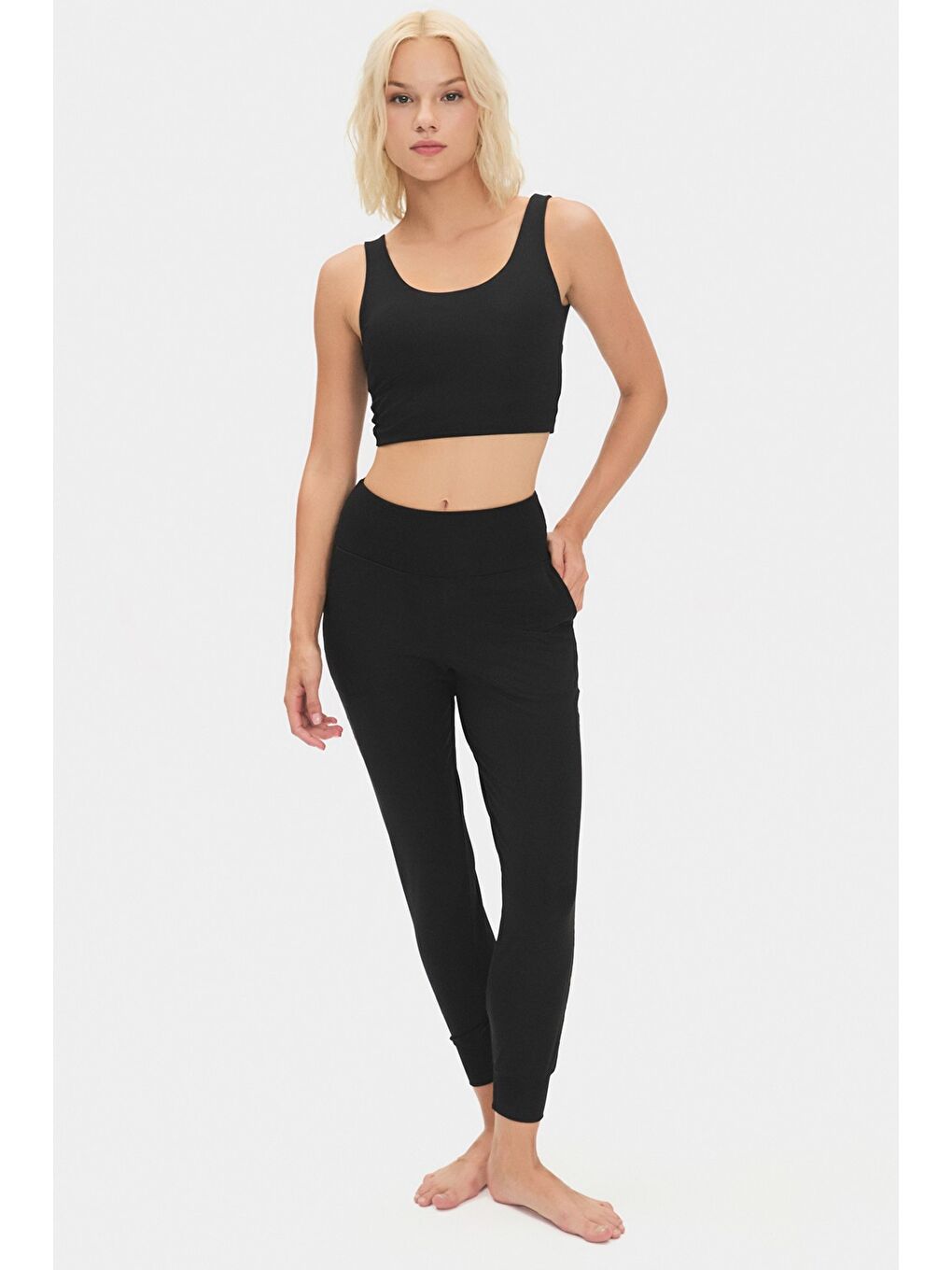 Kadın Siyah Hafif Destekli Sırt Detaylı Kaplı Spor Sütyeni-1