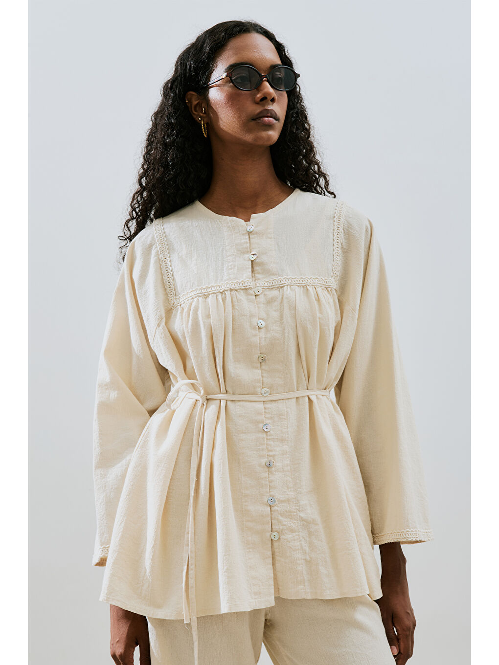 Bej Dokulu İşlemeli Gömlek Natural-3