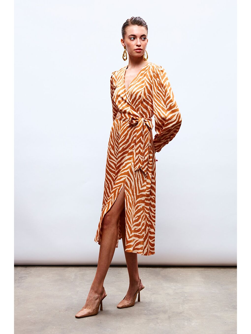 Kahverengi Zebra Desenli Kuşaklı Saten Elbise - Camel-1