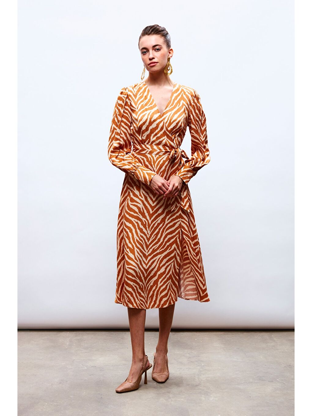 Kahverengi Zebra Desenli Kuşaklı Saten Elbise - Camel-2