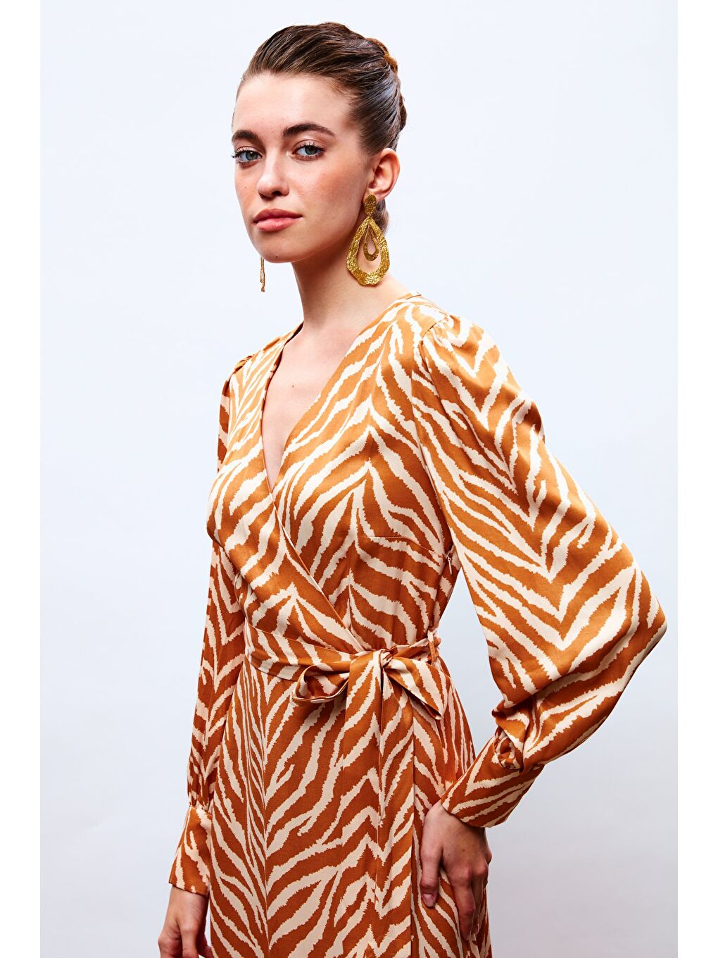 Kahverengi Zebra Desenli Kuşaklı Saten Elbise - Camel-3