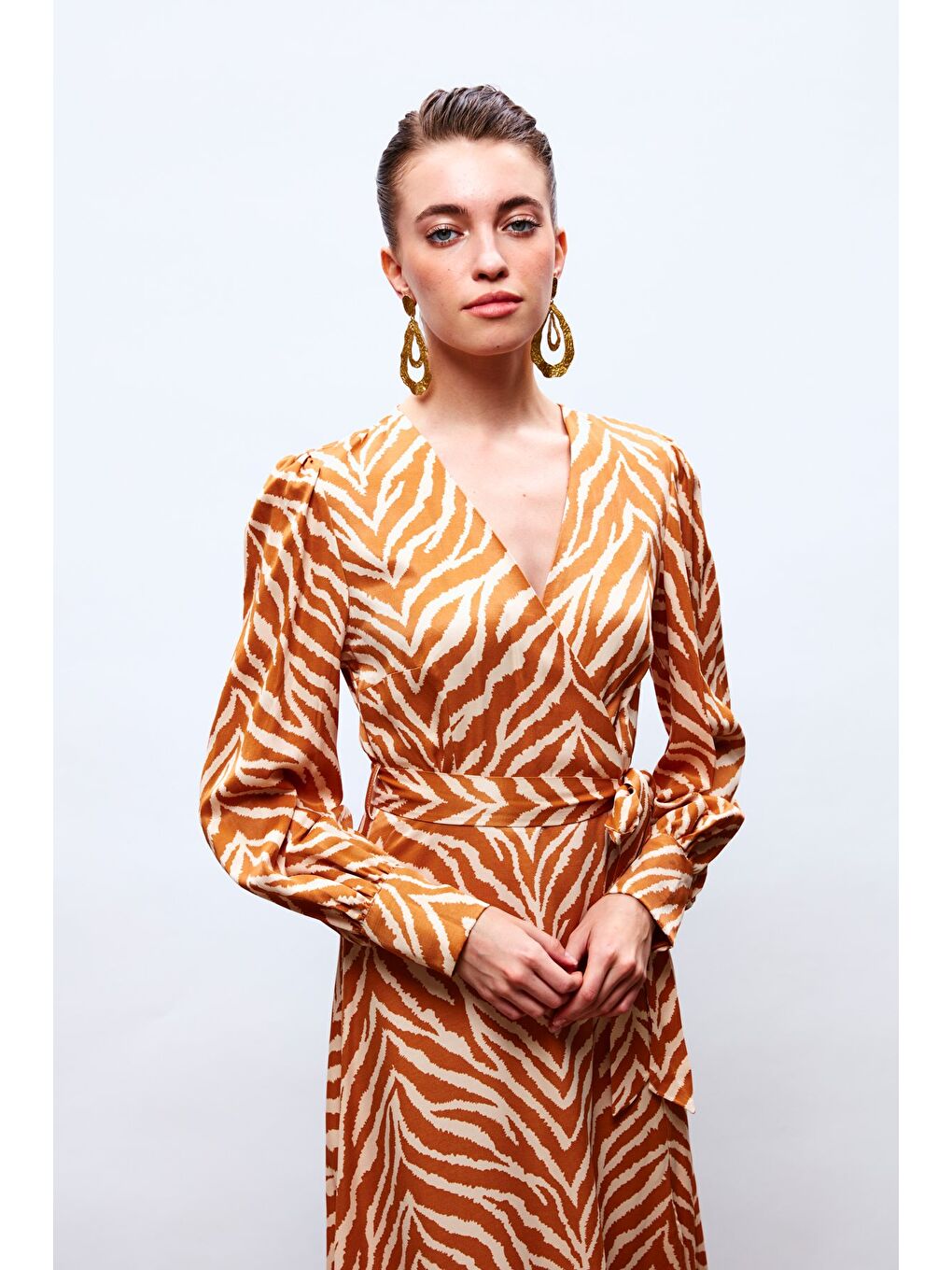 Kahverengi Zebra Desenli Kuşaklı Saten Elbise - Camel-5