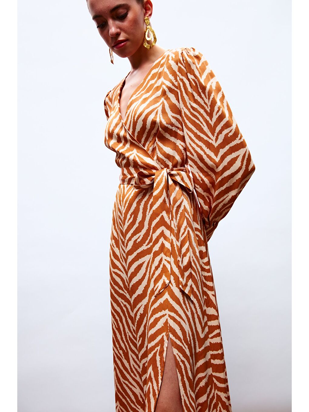Kahverengi Zebra Desenli Kuşaklı Saten Elbise - Camel-6
