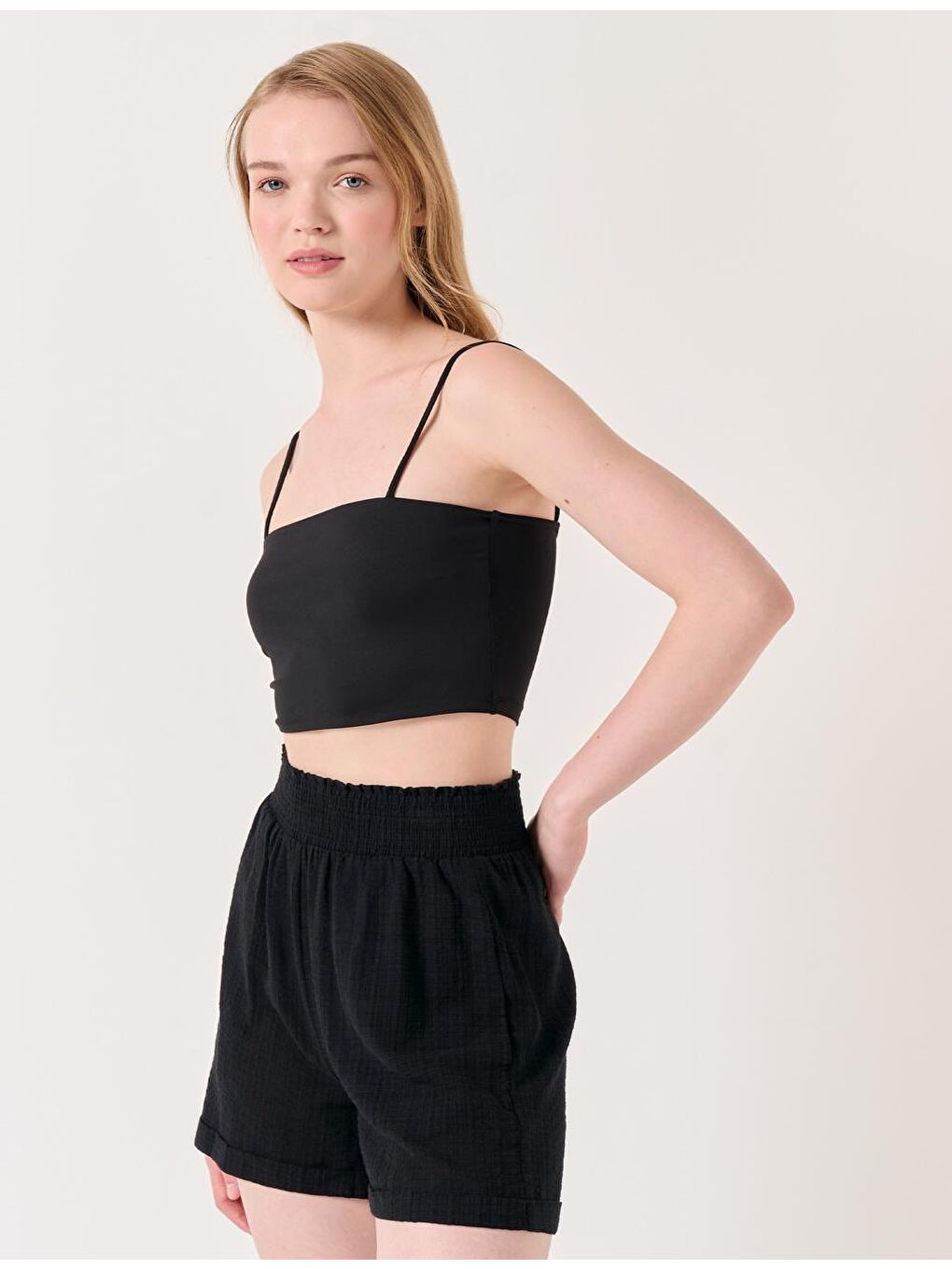 Siyah Bol Kesim Yüksek Bel Dokuma Şort-3