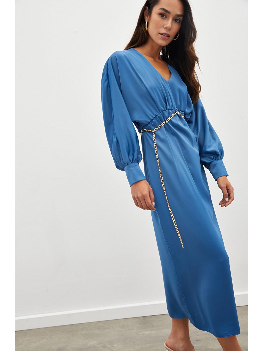 Zincir Kemerli Saten Elbise - İndigo-2