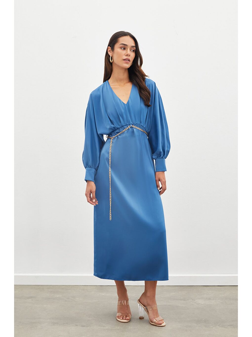 Zincir Kemerli Saten Elbise - İndigo-4