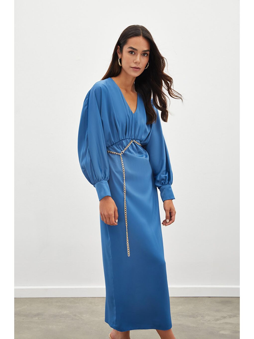 Zincir Kemerli Saten Elbise - İndigo-5
