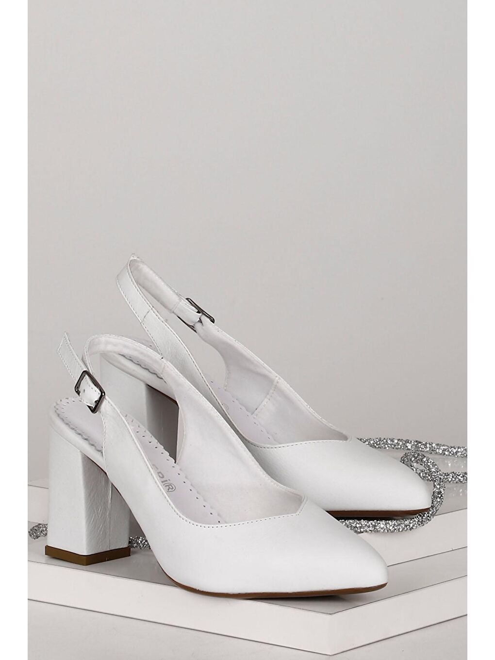 Beyaz BEYAZ  Hakiki Deri Sivri Burun Yüksek Kalın Topuklu Arkası Açık Kadın Yazlık Ayakkabı 24174-1