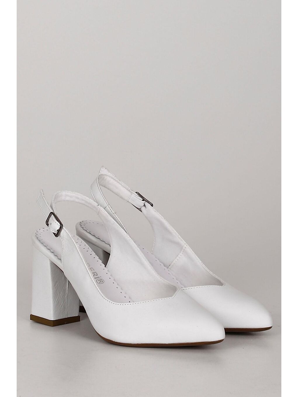 Beyaz BEYAZ  Hakiki Deri Sivri Burun Yüksek Kalın Topuklu Arkası Açık Kadın Yazlık Ayakkabı 24174-4
