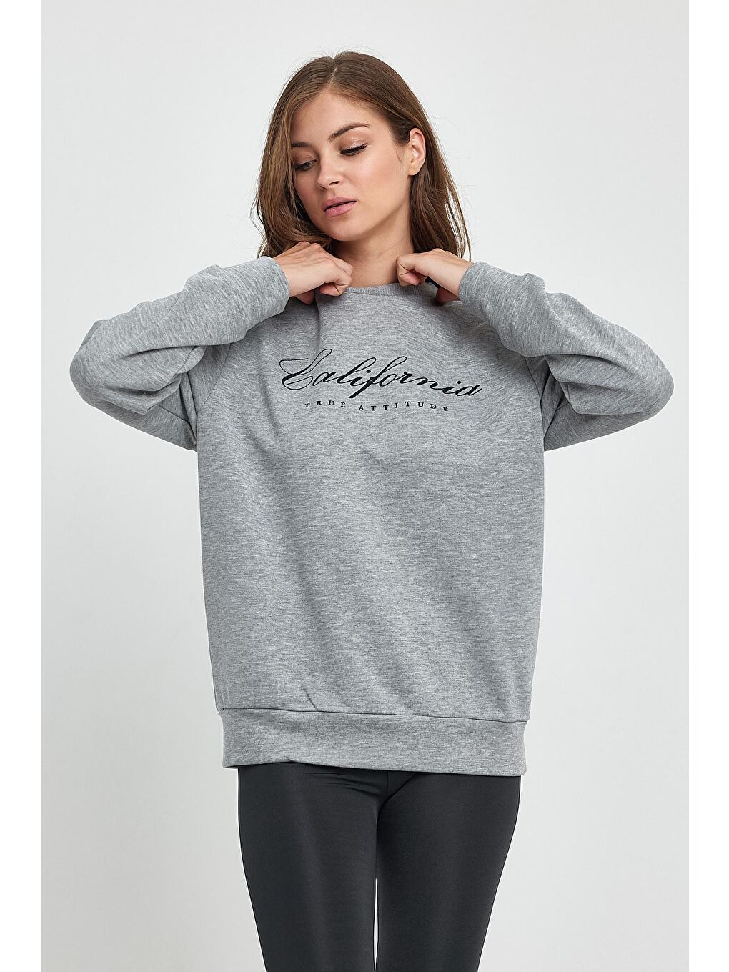 Gri Kadın Bisiklet Yaka Rahat Kalıp İçi Polarlı 3 iplik Californıa Baskılı Swetashırt-1