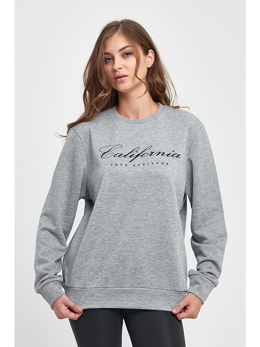 Gri Kadın Bisiklet Yaka Rahat Kalıp İçi Polarlı 3 iplik Californıa Baskılı Swetashırt-2
