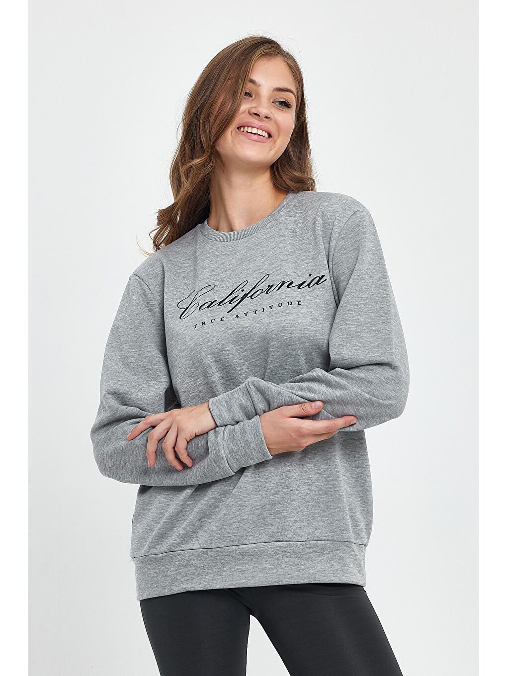 Gri Kadın Bisiklet Yaka Rahat Kalıp İçi Polarlı 3 iplik Californıa Baskılı Swetashırt-4