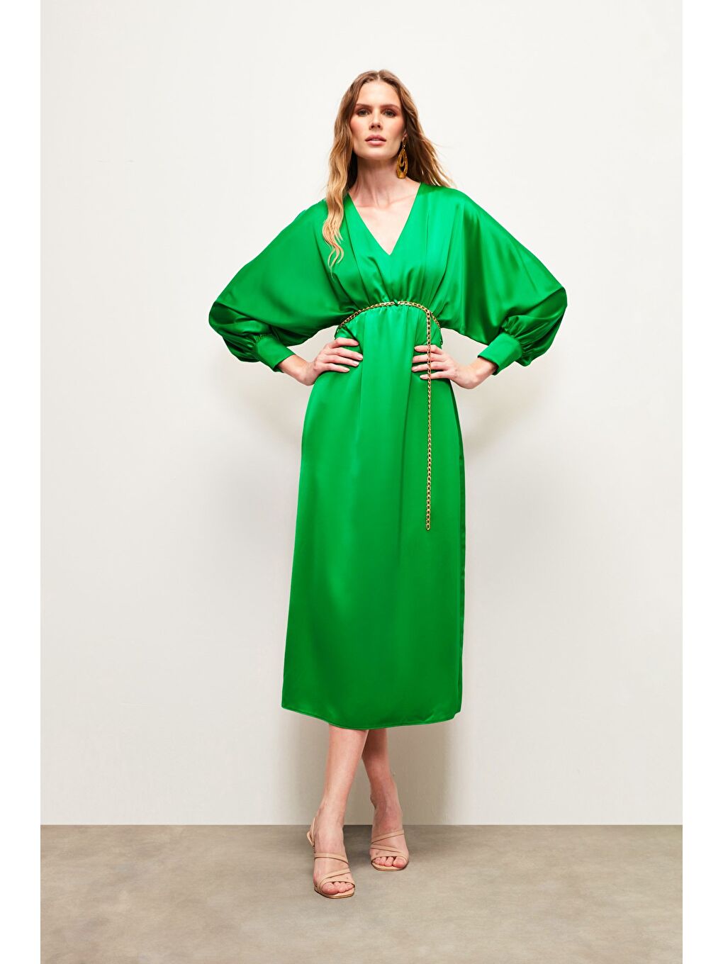 Zincir Kemerli Saten Elbise - Yeşil