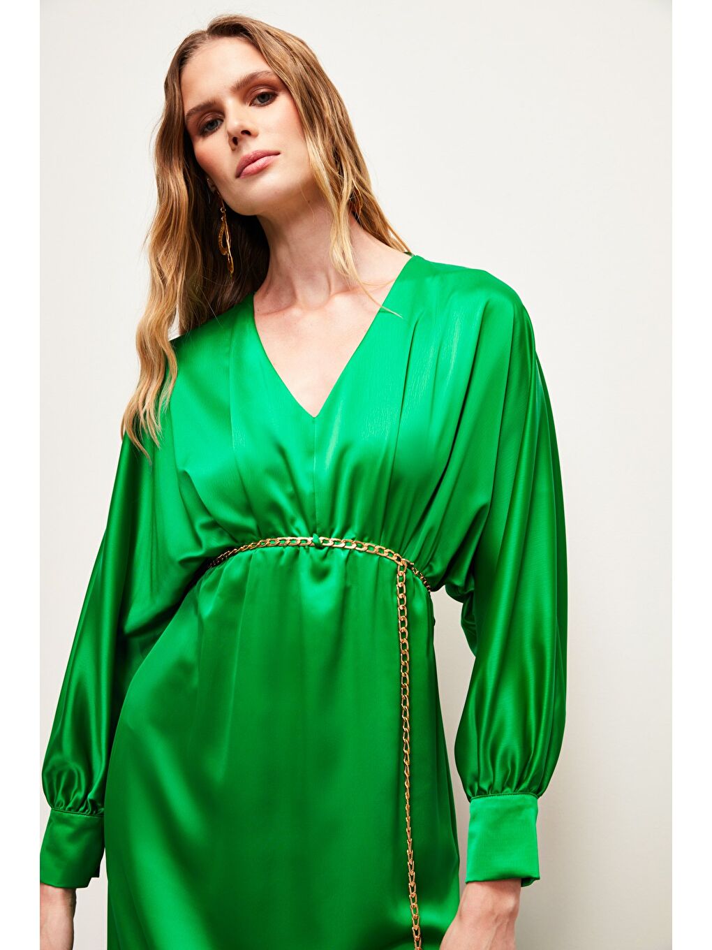Zincir Kemerli Saten Elbise - Yeşil-2