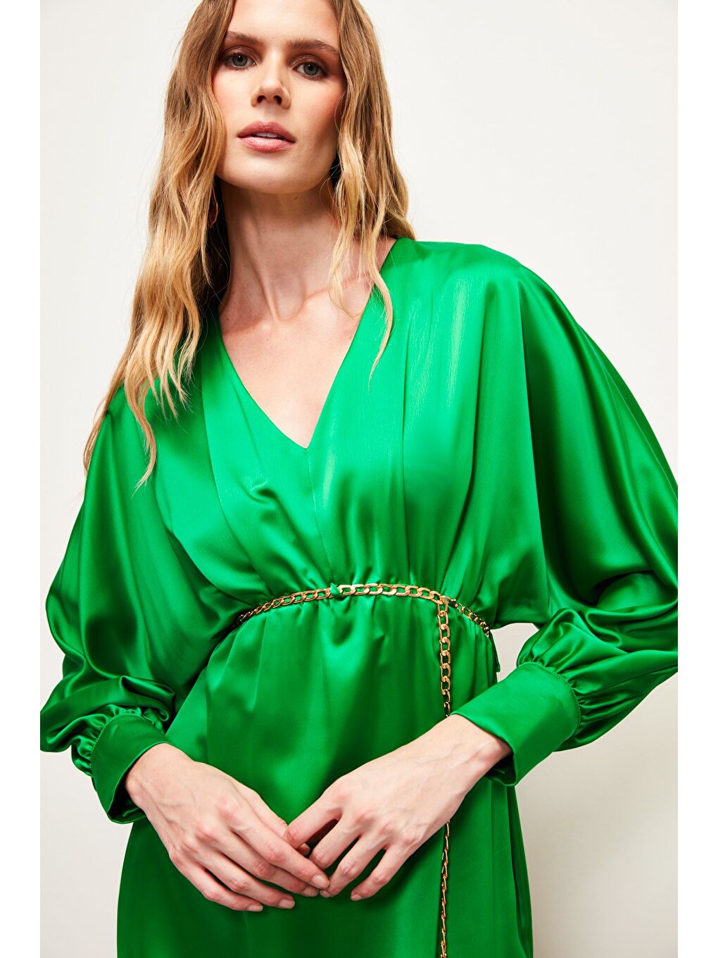 Zincir Kemerli Saten Elbise - Yeşil-3