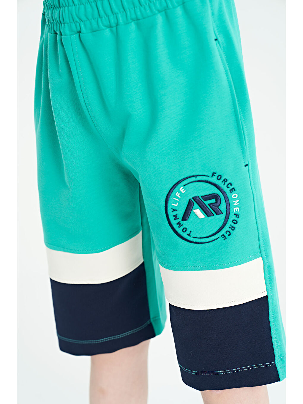 Deniz Yeşili Renkli Baskılı Bağcıklı Nakış Detaylı Standart Kalıp Erkek Çocuk Şort - 11129-2