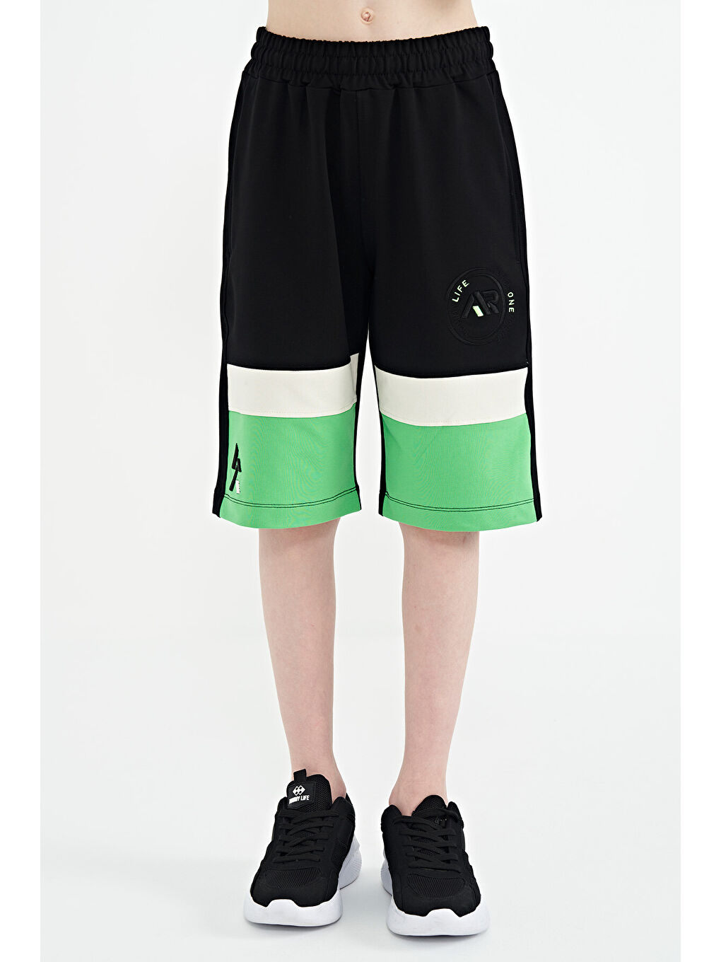 Siyah Renkli Baskılı Bağcıklı Nakış Detaylı Standart Kalıp Erkek Çocuk Şort - 11129-1