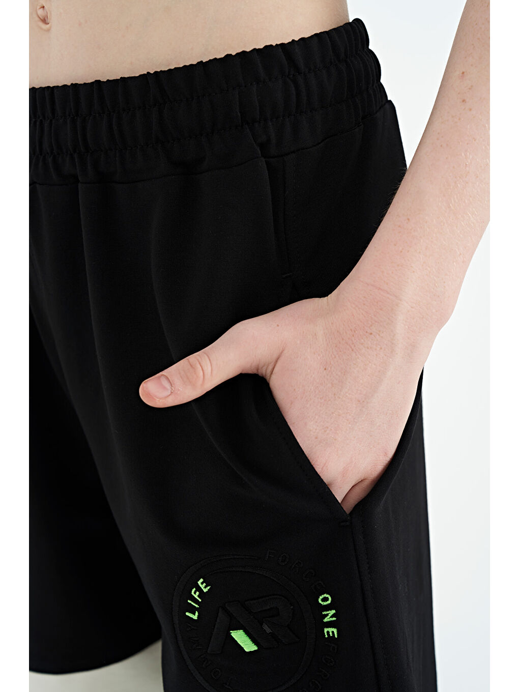 Siyah Renkli Baskılı Bağcıklı Nakış Detaylı Standart Kalıp Erkek Çocuk Şort - 11129-2