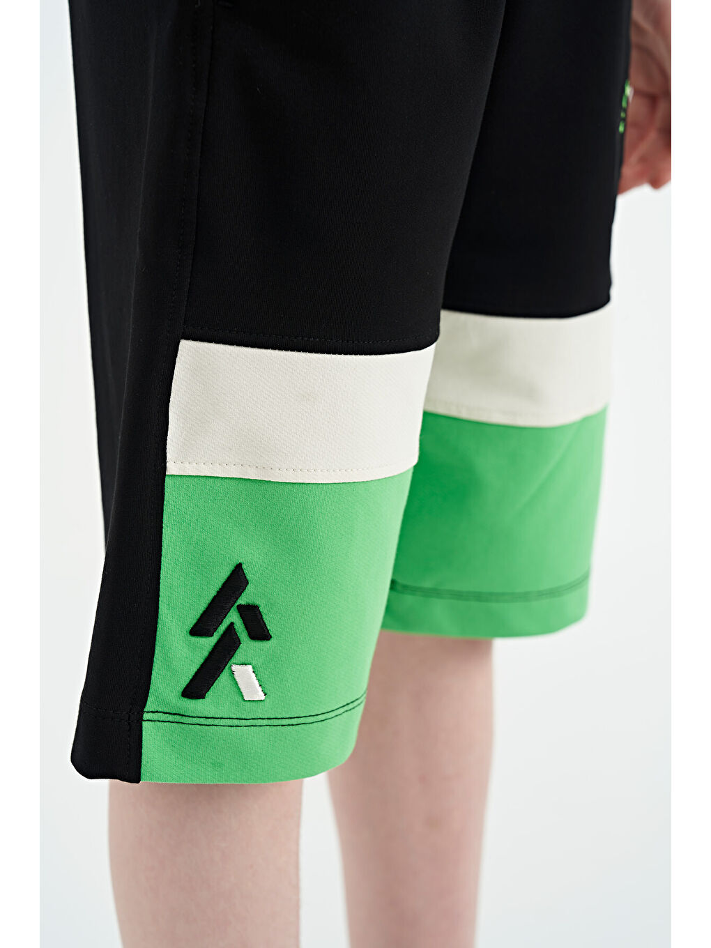 Siyah Renkli Baskılı Bağcıklı Nakış Detaylı Standart Kalıp Erkek Çocuk Şort - 11129-3