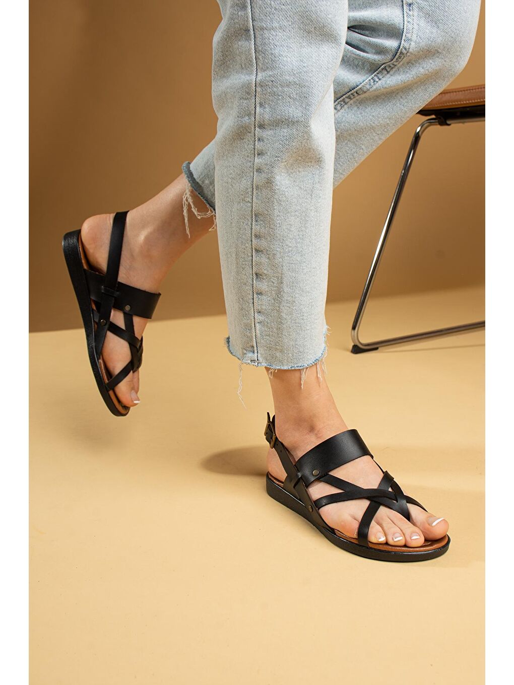 Siyah Rahat Kalıp Çapraz Bantlı Parmak Arası Kadın Sandalet 51-820-23