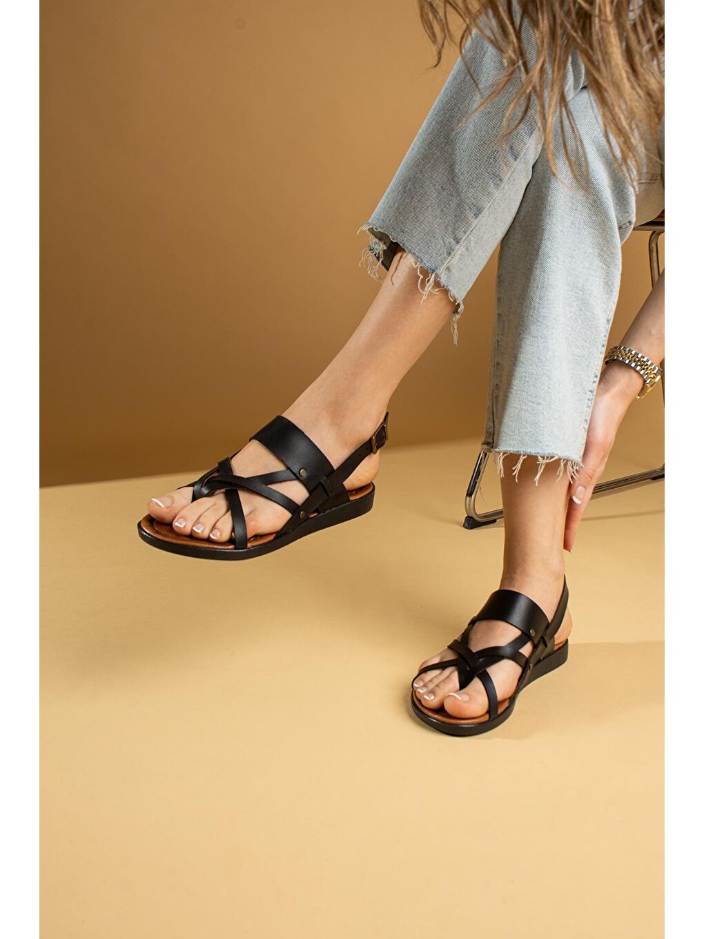 Siyah Rahat Kalıp Çapraz Bantlı Parmak Arası Kadın Sandalet 51-820-23-2