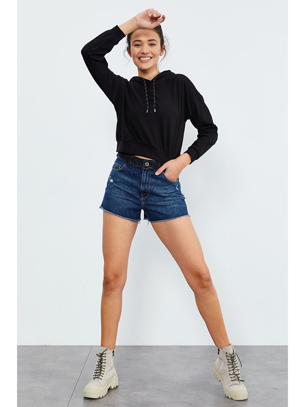 Siyah Uzun Kol Rahat Form Kapüşonlu Kadın Sweatshirt - 97115-3