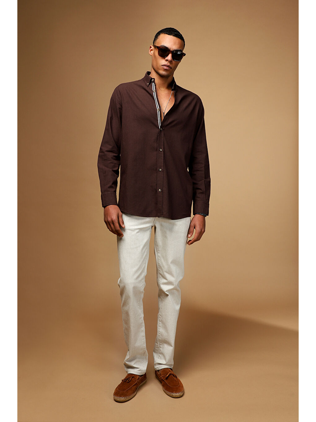 Kahverengi Uzun Kol Regular Fit Düğmeli Yaka Keten Görünümlü Spor Pamuk Gömlek-2
