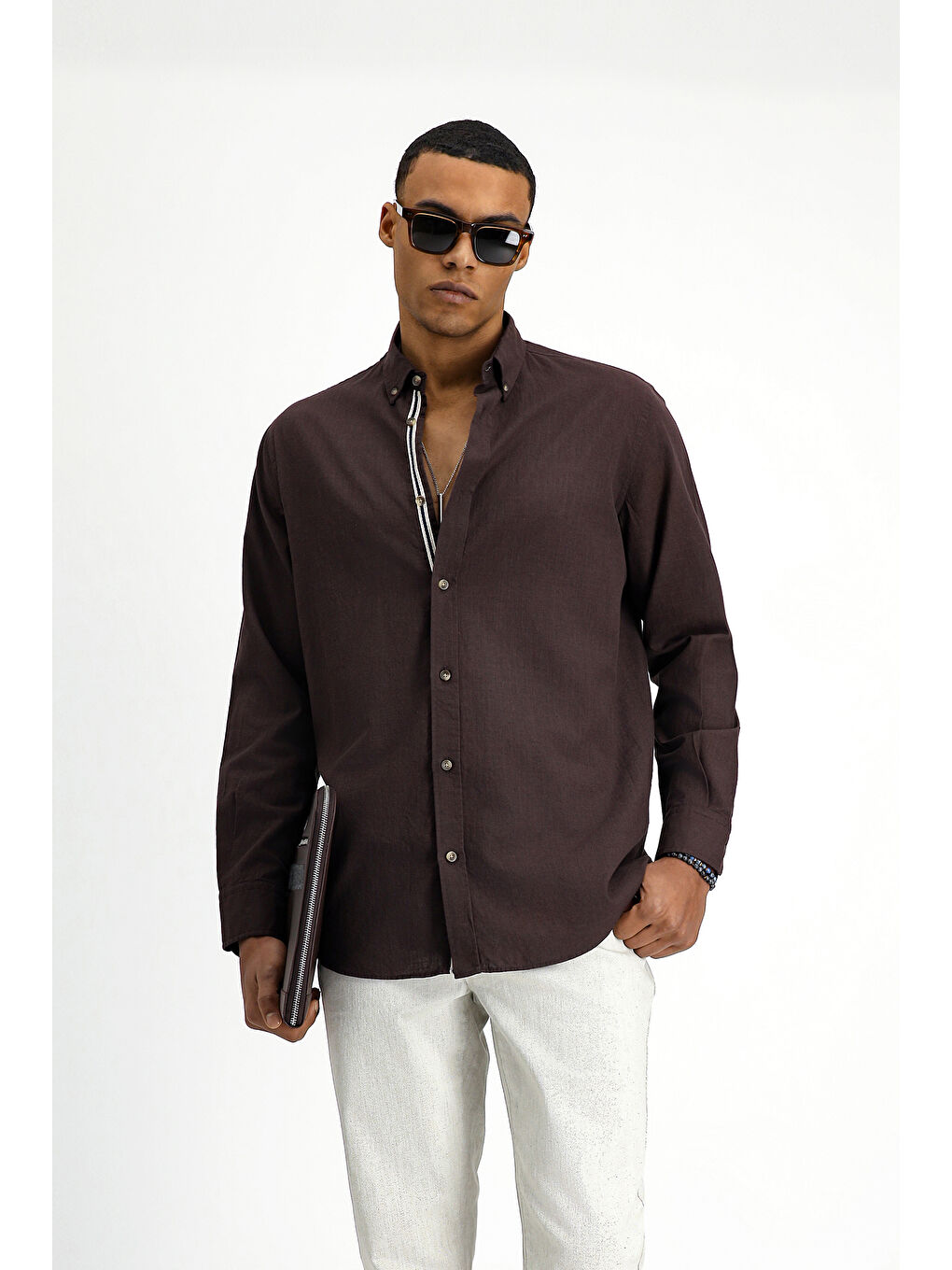 Kahverengi Uzun Kol Regular Fit Düğmeli Yaka Keten Görünümlü Spor Pamuk Gömlek-3