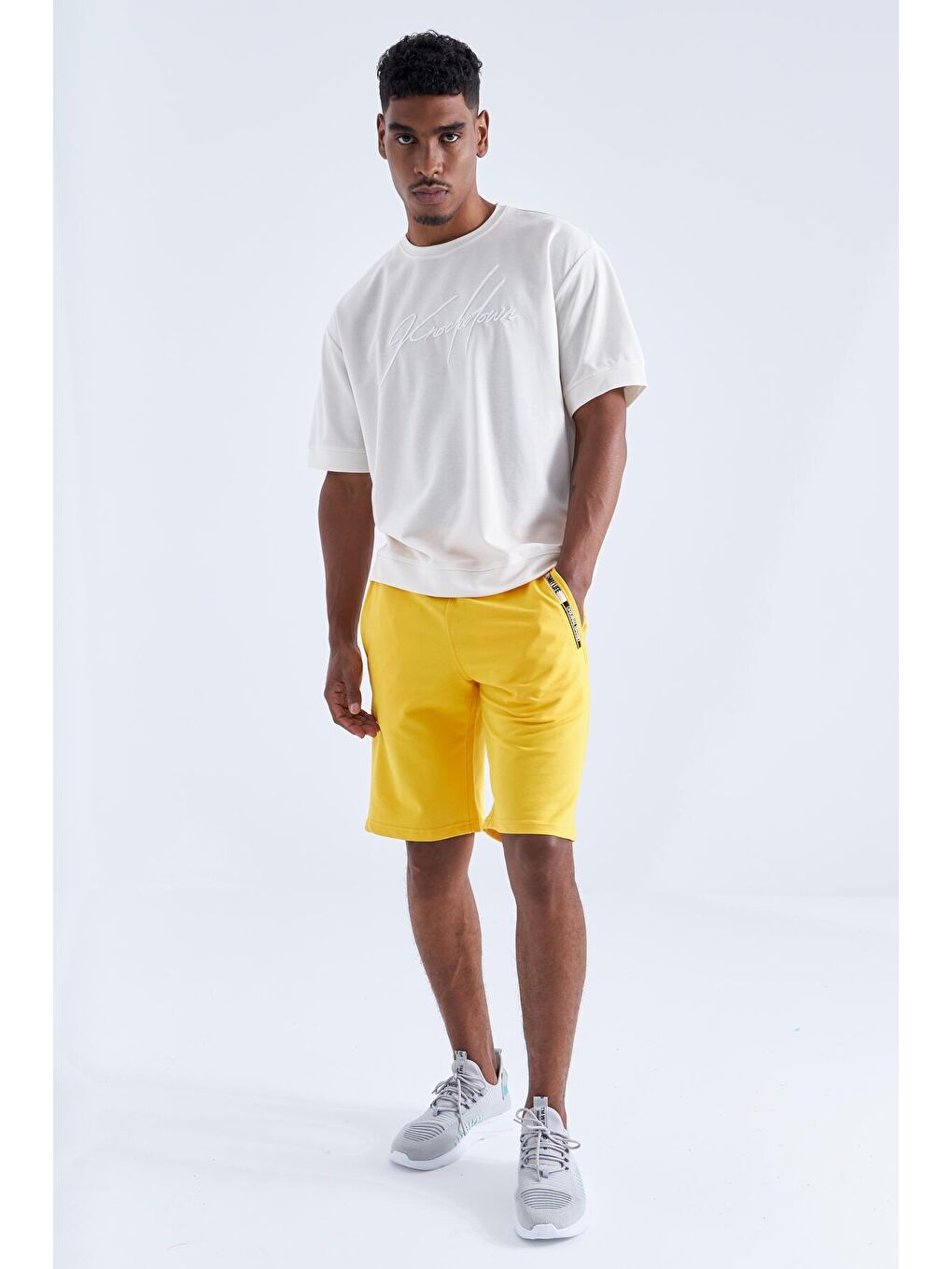 Sarı Fermuar Cep Detaylı Standart Kalıp Erkek Şort - 81135