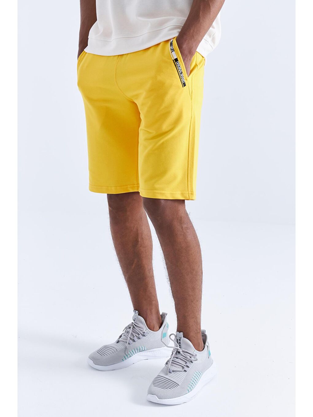 Sarı Fermuar Cep Detaylı Standart Kalıp Erkek Şort - 81135-1