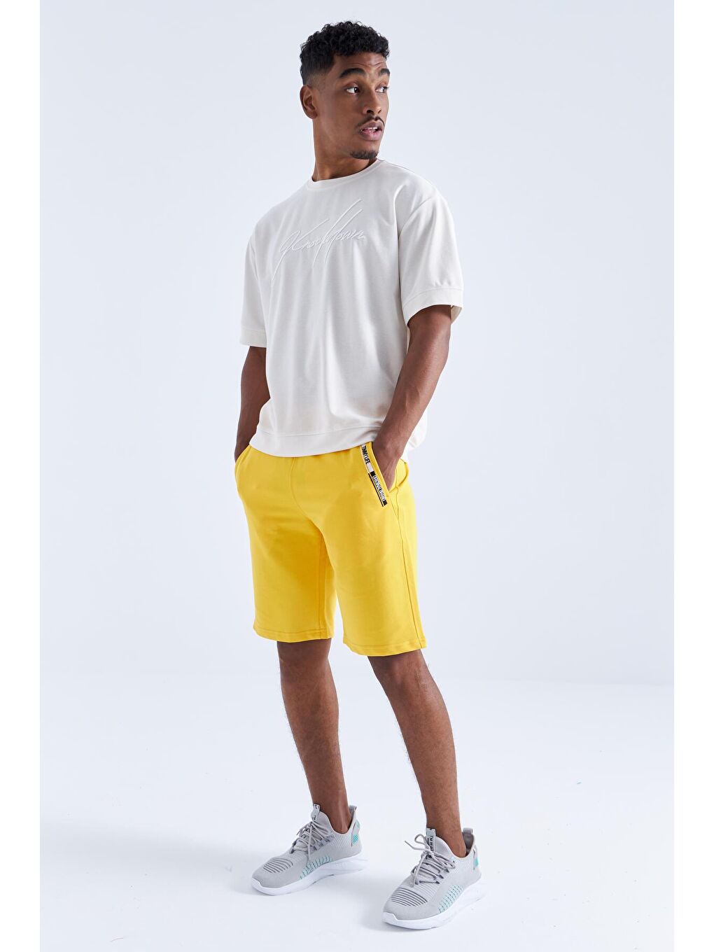 Sarı Fermuar Cep Detaylı Standart Kalıp Erkek Şort - 81135-4