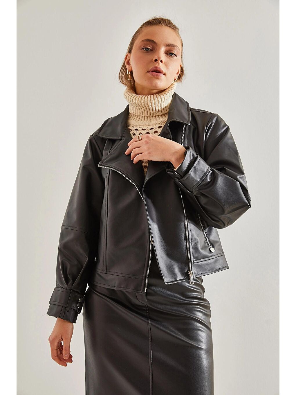 Siyah Kadın Kruvaze Yaka Balon Kol Suni Deri Ceket-1