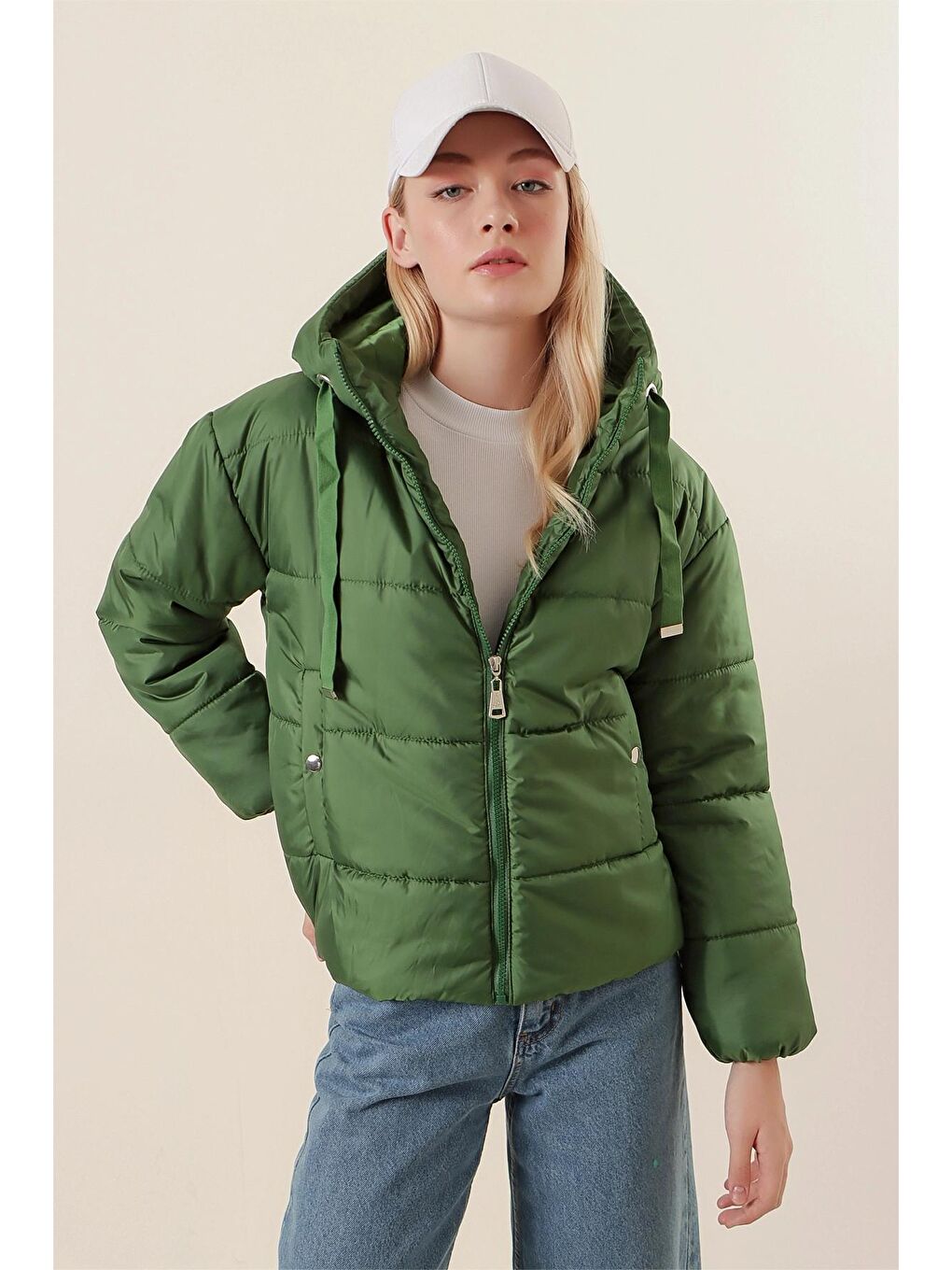 Zümrüt Yeşili Kapüşonlu Fermuarlı Kısa Şişme Mont-1