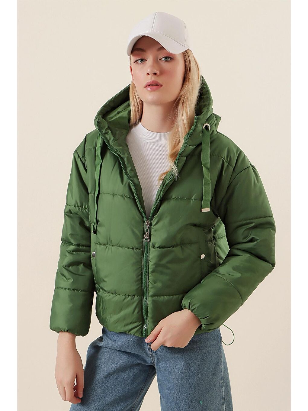 Zümrüt Yeşili Kapüşonlu Fermuarlı Kısa Şişme Mont-2