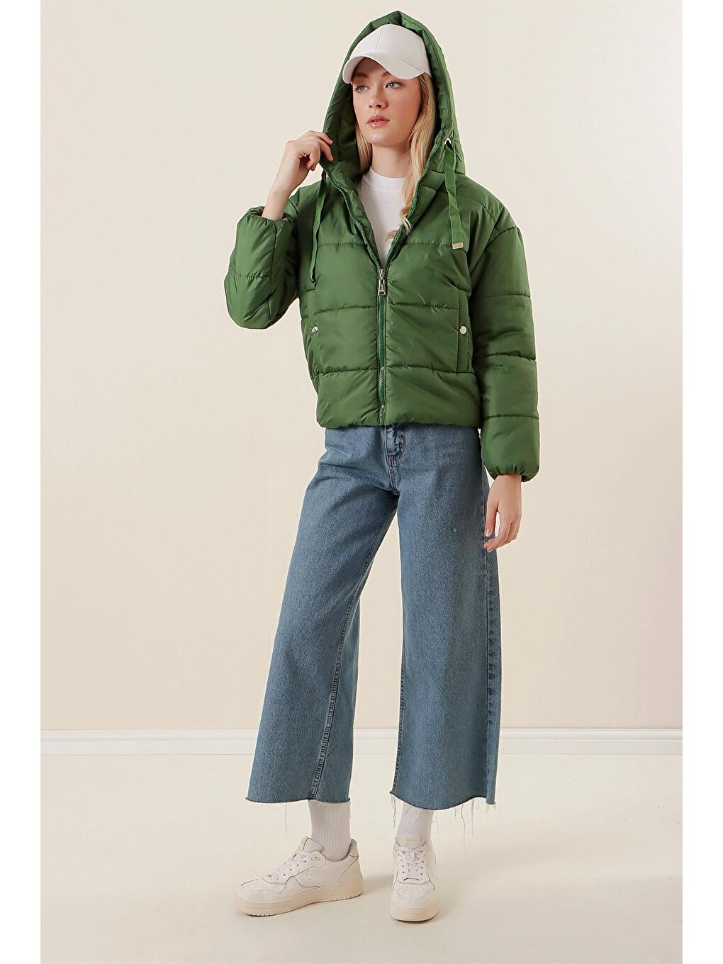 Zümrüt Yeşili Kapüşonlu Fermuarlı Kısa Şişme Mont-3