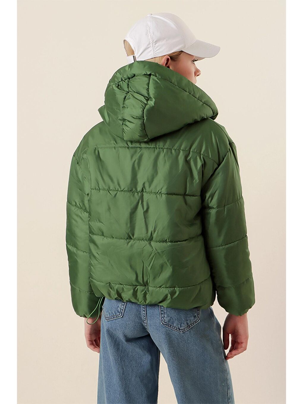 Zümrüt Yeşili Kapüşonlu Fermuarlı Kısa Şişme Mont-4