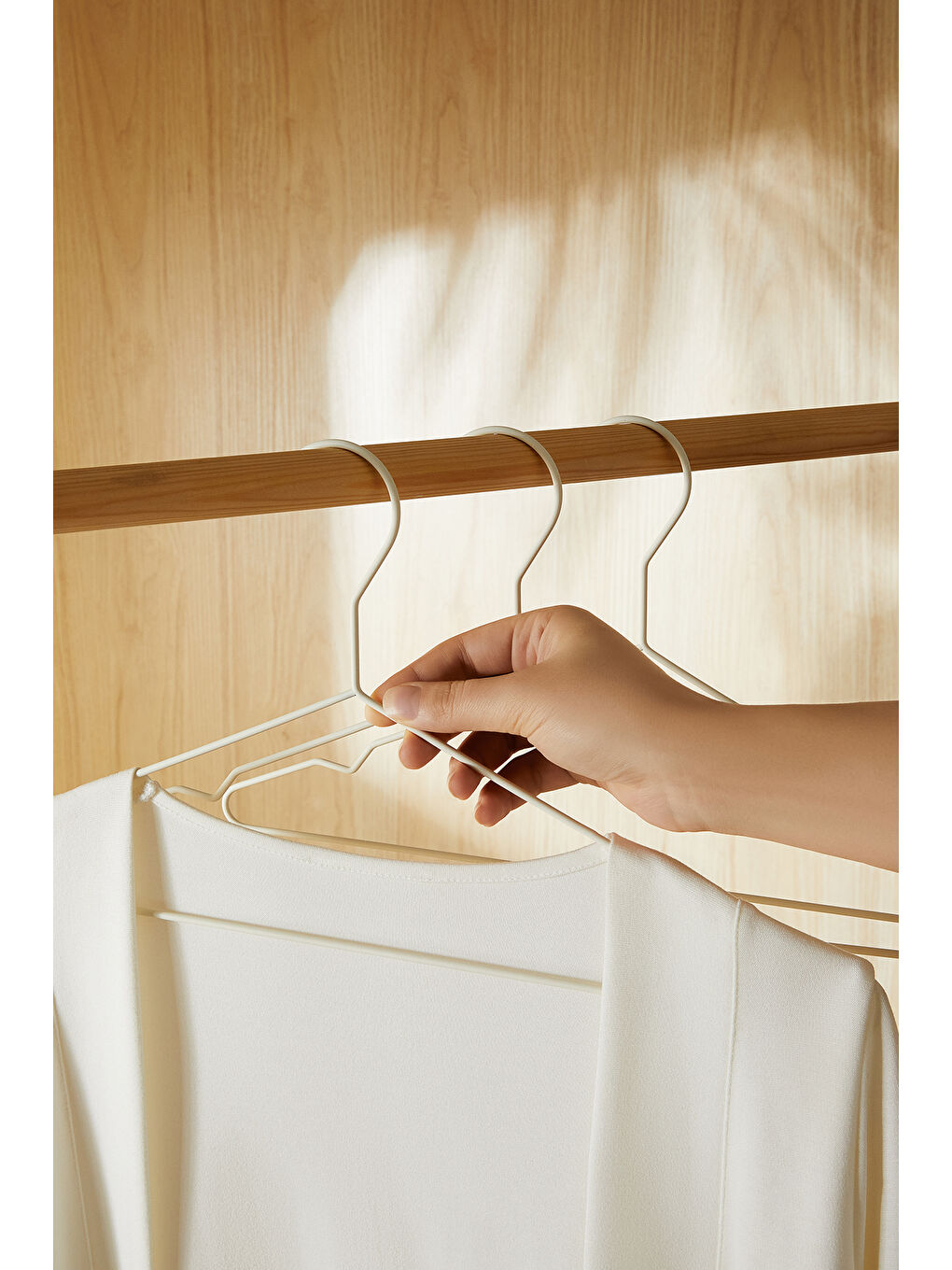 3'lü Mat Beyaz Renk Kauçuk Kaplamalı Metal Giysi Askısı 20.50 x 42 x 0.3 cm-1