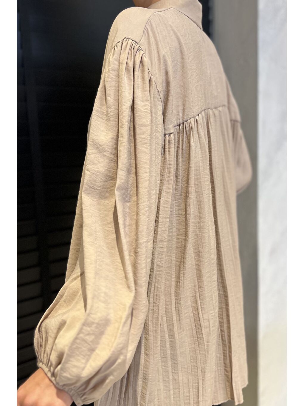 Bej Pile Detaylı Kadın Salaş Gömlek-3