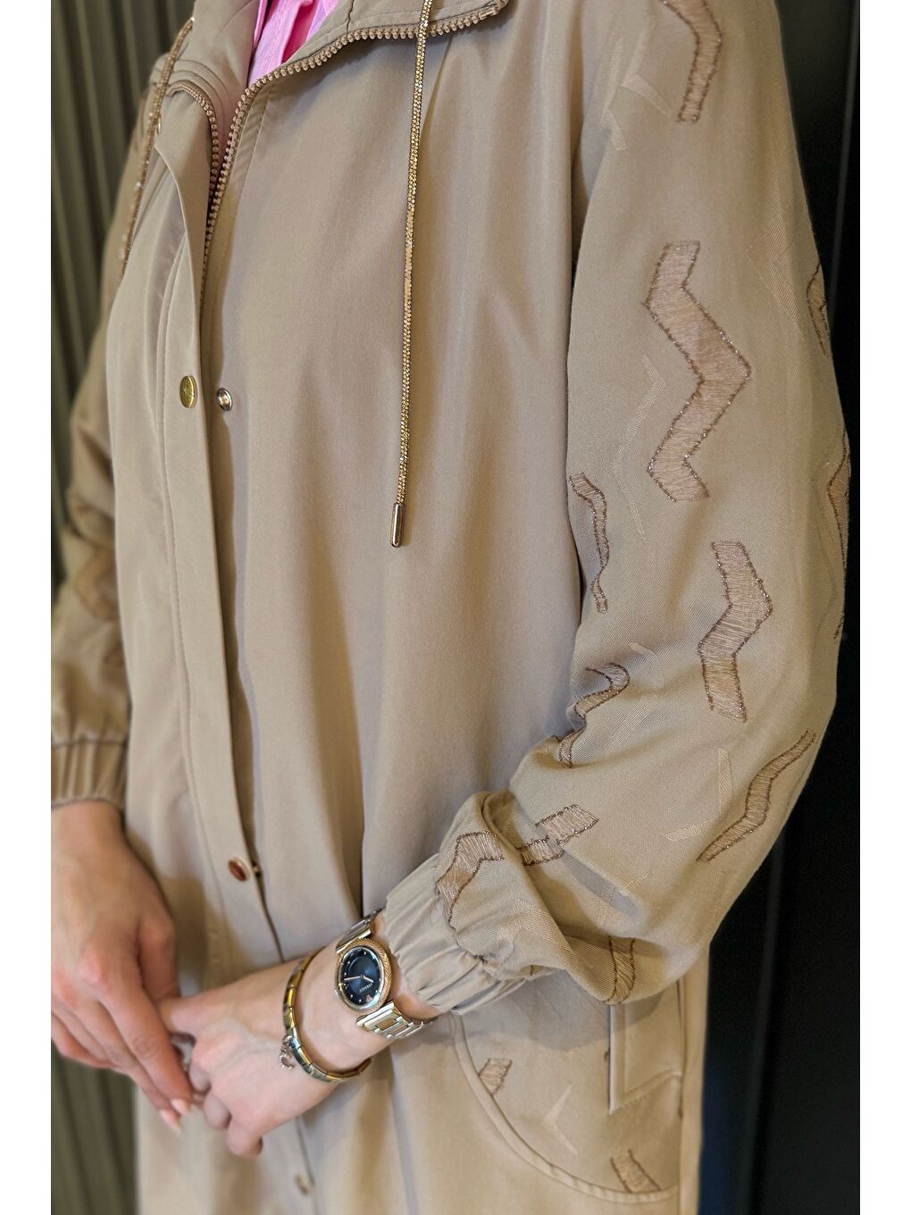 Bej Kadın Kol İşleme Detaylı Cepli Tesettür Trençkot-4