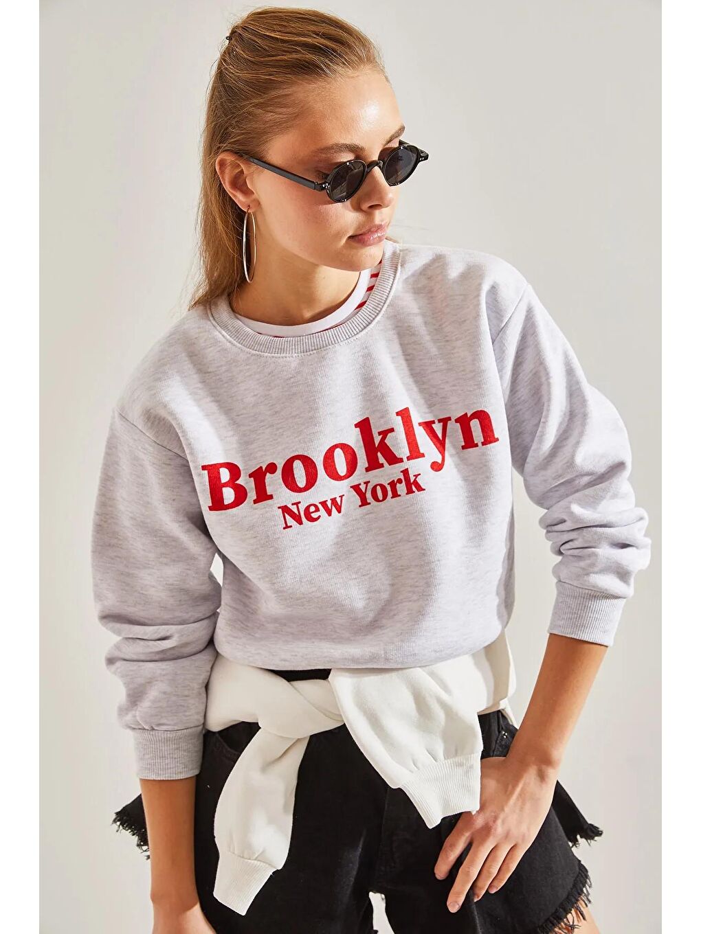 SHADE Gri Kadın Kapişonlu Baskılı Üç İplik Crop Sweatshirt - 3