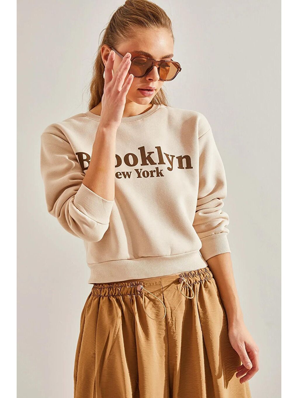 SHADE Bej Kadın Kapişonlu Baskılı Üç İplik Crop Sweatshirt - 3