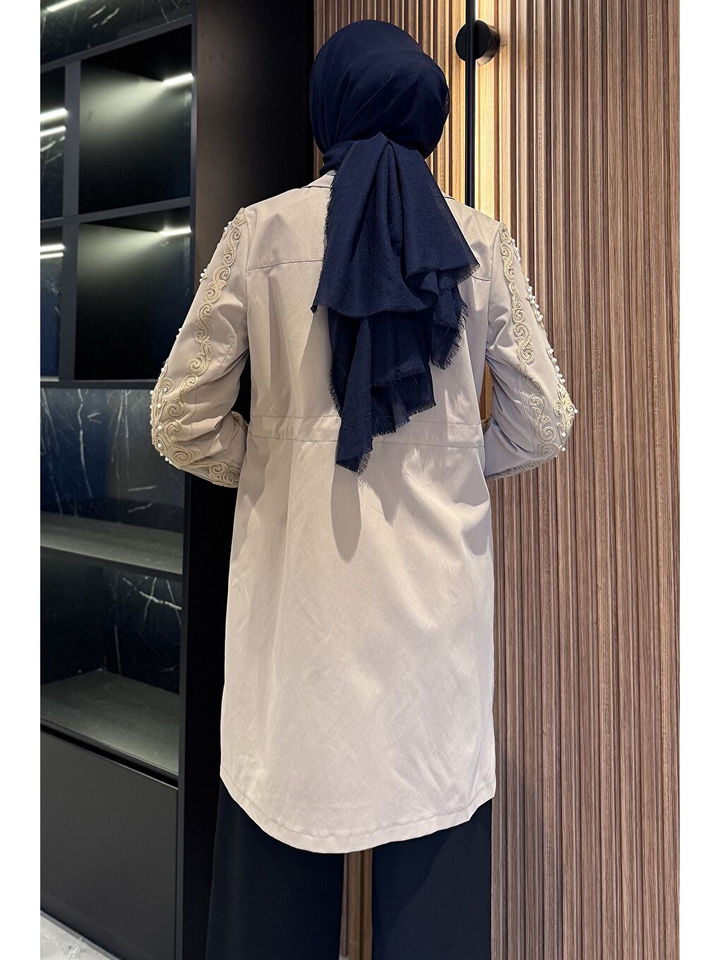 Bej Kadın İnci Ve Taş İşlemeli Bel Büzgülü Tesettür Trençkot-7