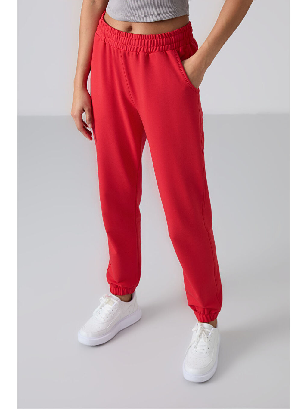 Kırmızı Cepli Yüksek Bel Rahat Form Lastik Paça Kadın Eşofman Alt - 94583-1