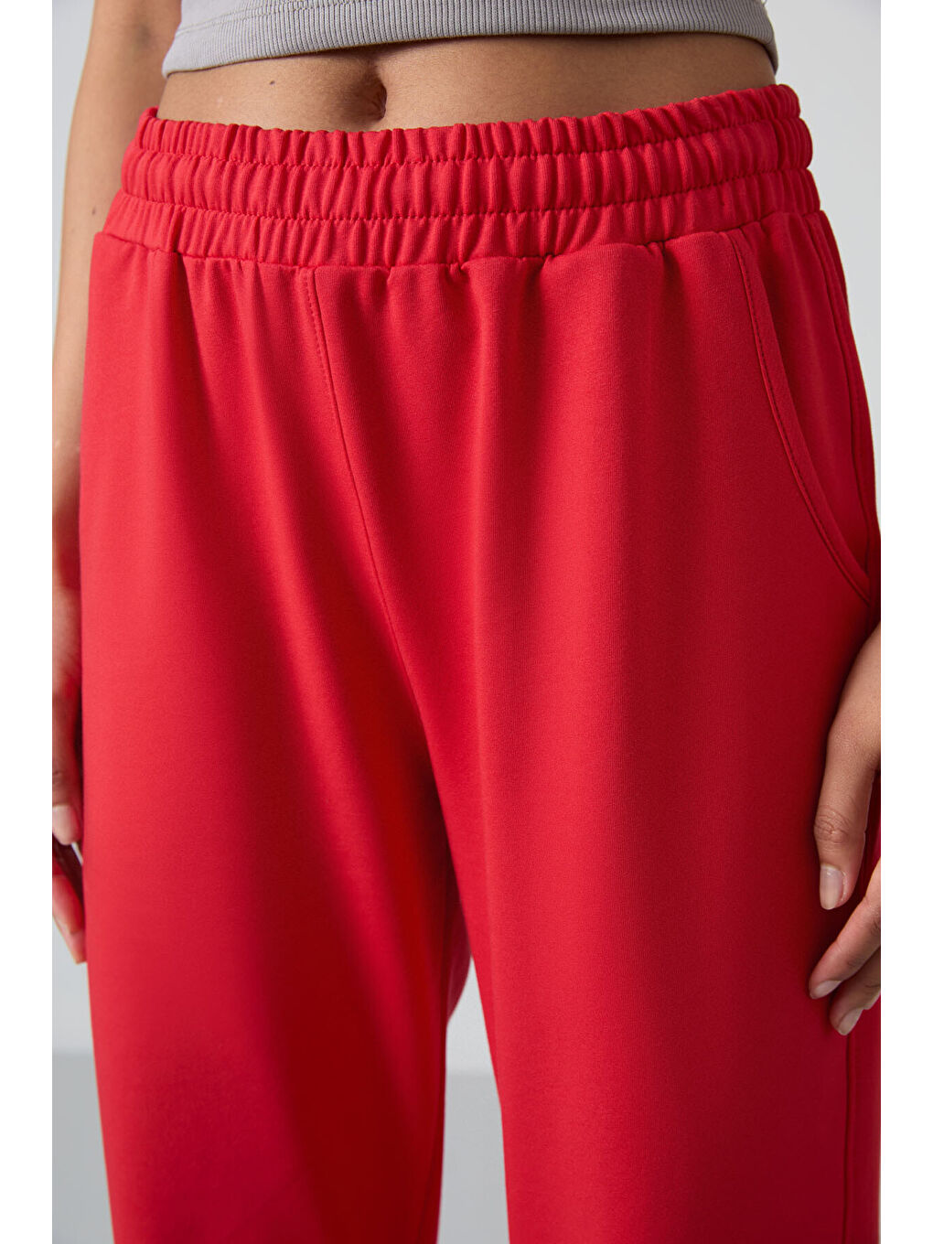 Kırmızı Cepli Yüksek Bel Rahat Form Lastik Paça Kadın Eşofman Alt - 94583-2