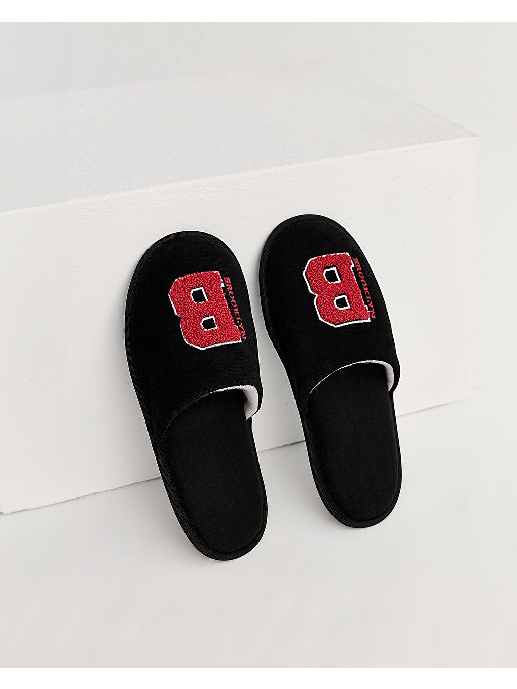 Gri Erkek Kırmızı Nakış Detaylı Siyah Kışlık Ev Terliği-1