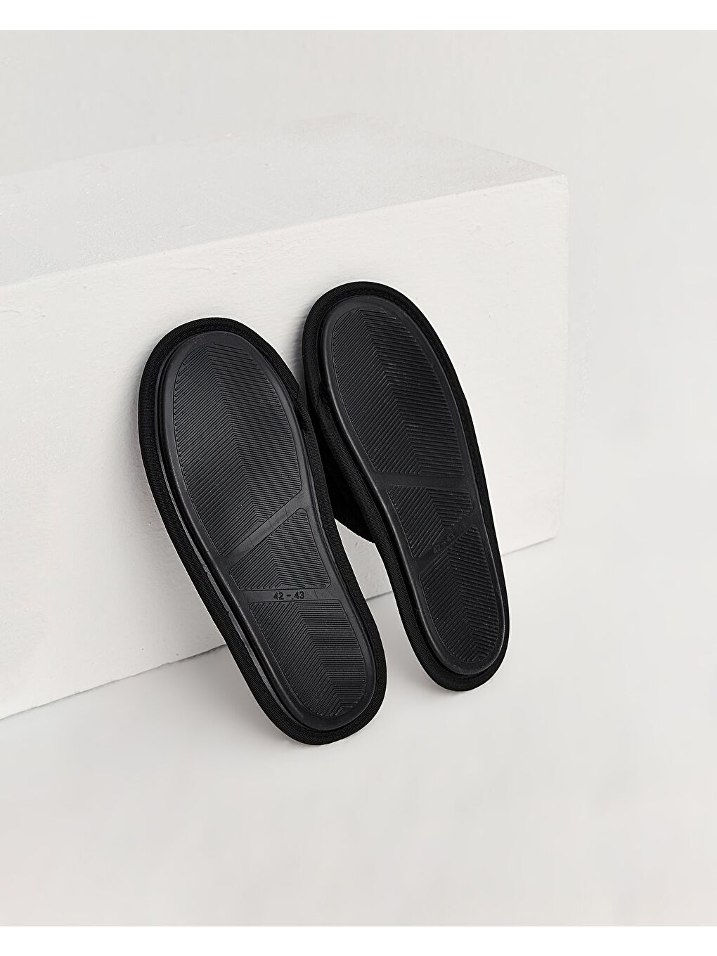 Gri Erkek Kırmızı Nakış Detaylı Siyah Kışlık Ev Terliği-4