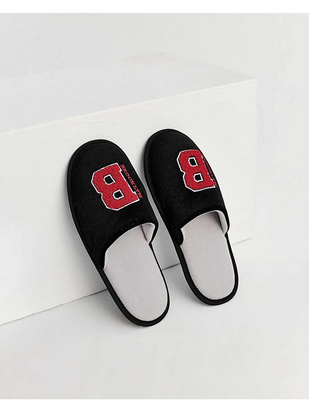 Gri Erkek Kırmızı Nakış Detaylı Siyah Kışlık Ev Terliği-5