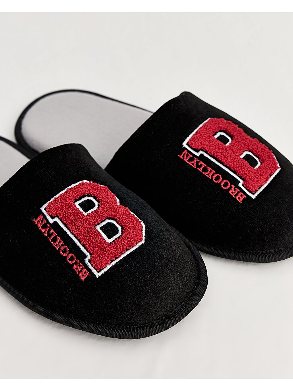 Gri Erkek Kırmızı Nakış Detaylı Siyah Kışlık Ev Terliği-8