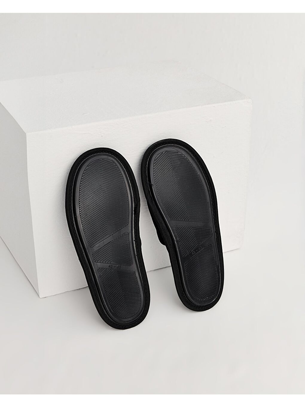 Gri Erkek Kırmızı Nakış Detaylı Siyah Kışlık Ev Terliği-9